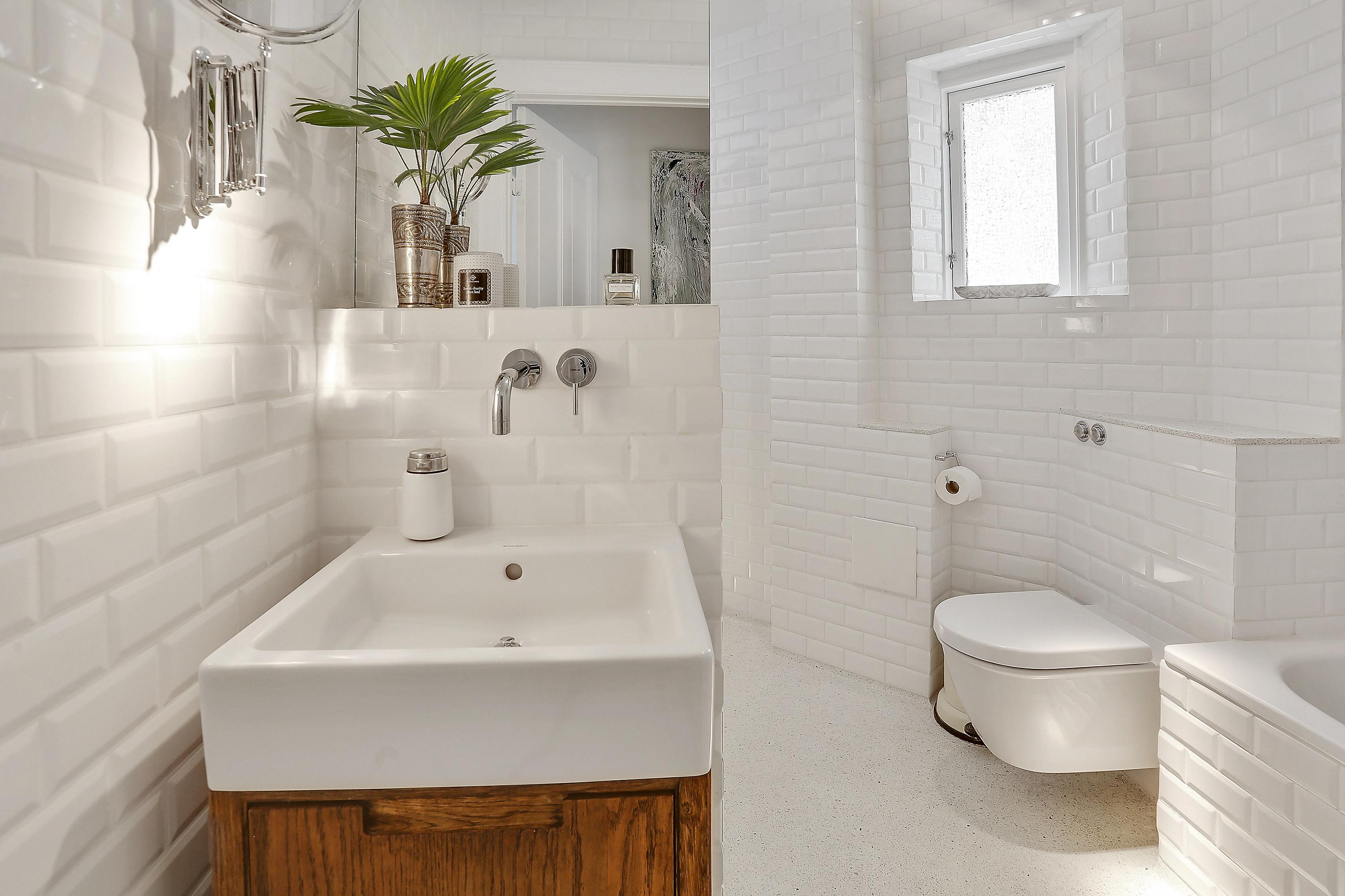 Nyt 6 m2 badeværelse med hvide metrofliser og1 ⇒ Håndværker.dk -  Håndværker.dk