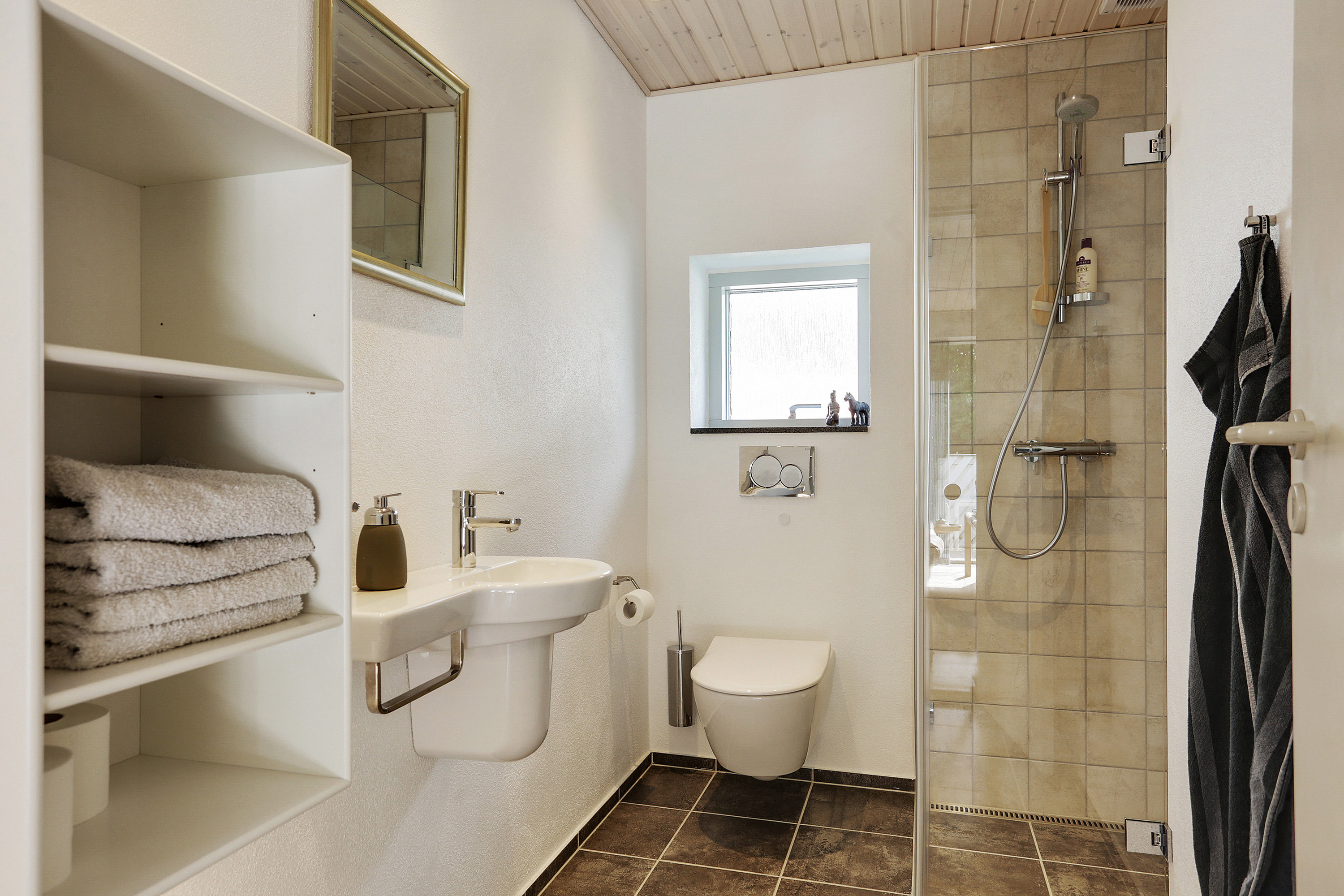 Nyt badeværelse og gæstetoilet med Damixa vandhane i Rødding nær Kolding