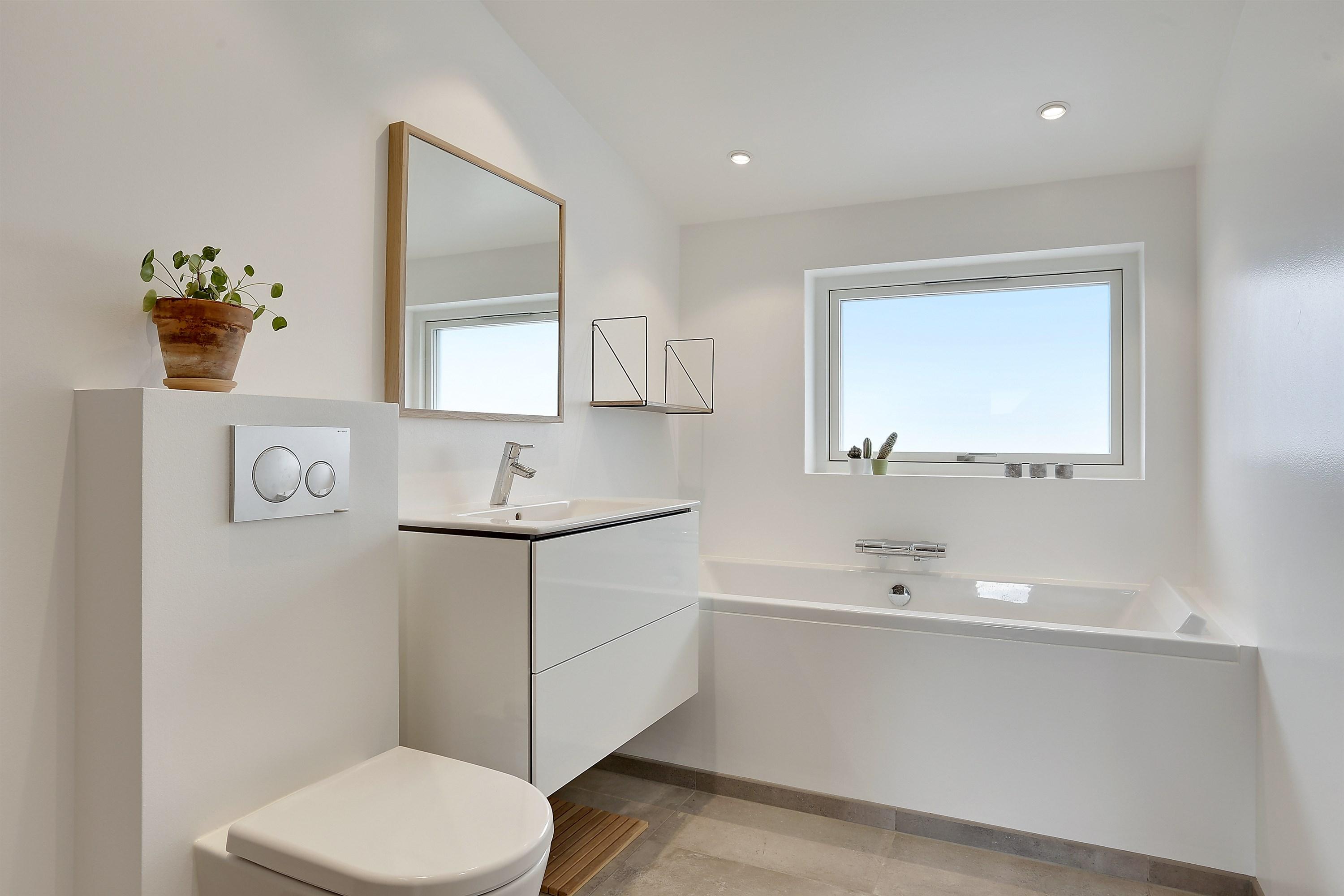Nyt 7 m2 badeværelse med duravit badekar og grohe1 ⇒ Håndværker.dk -  Håndværker.dk