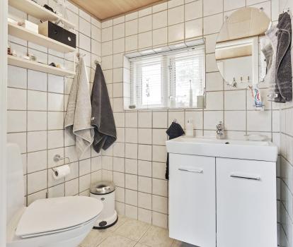 Nyt 3 m2 badeværelse med adora bruser og cersanit vask i faxe