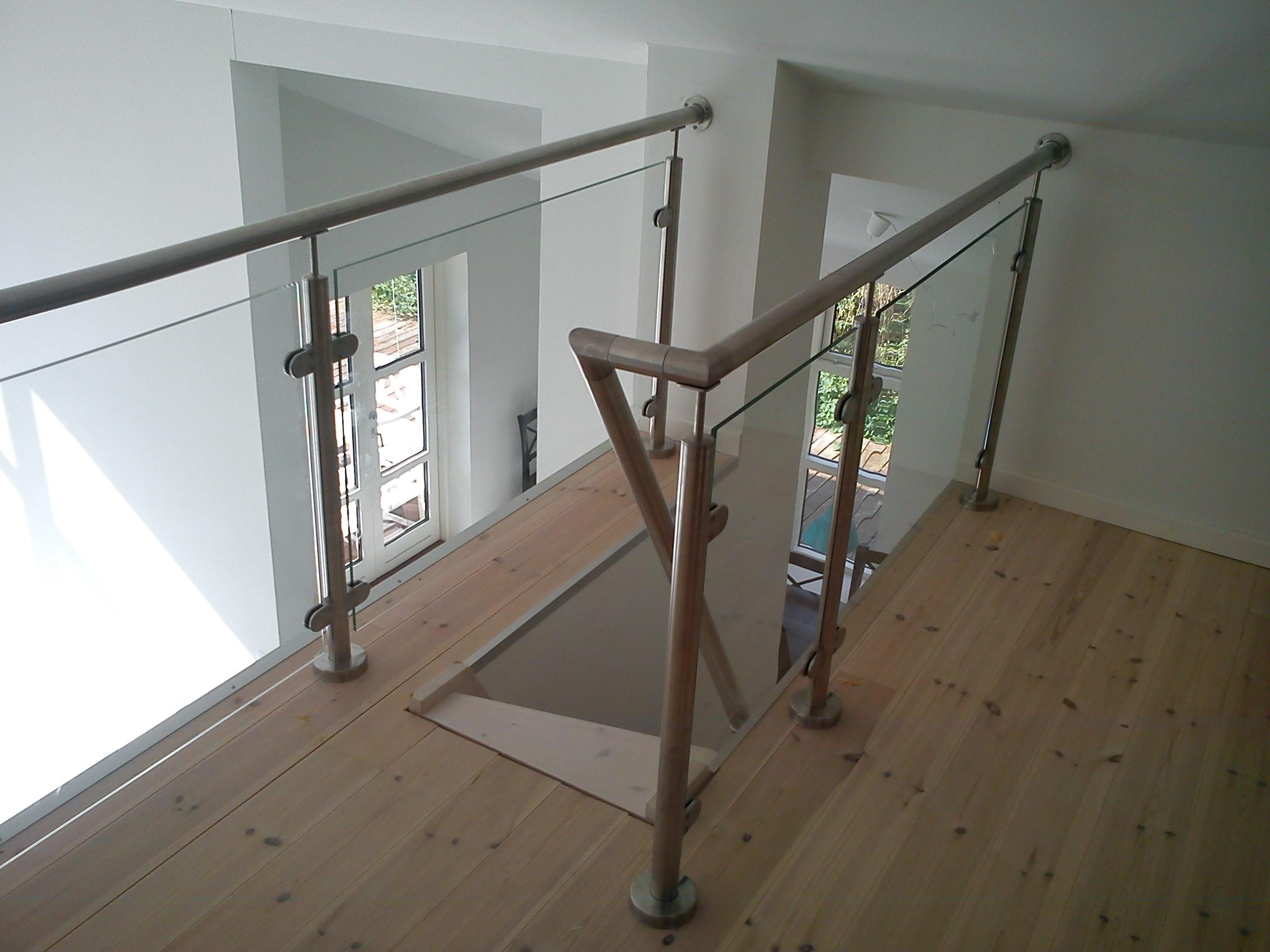 Montering af trappegelænder lavet af KEOtech - Håndværker.dk