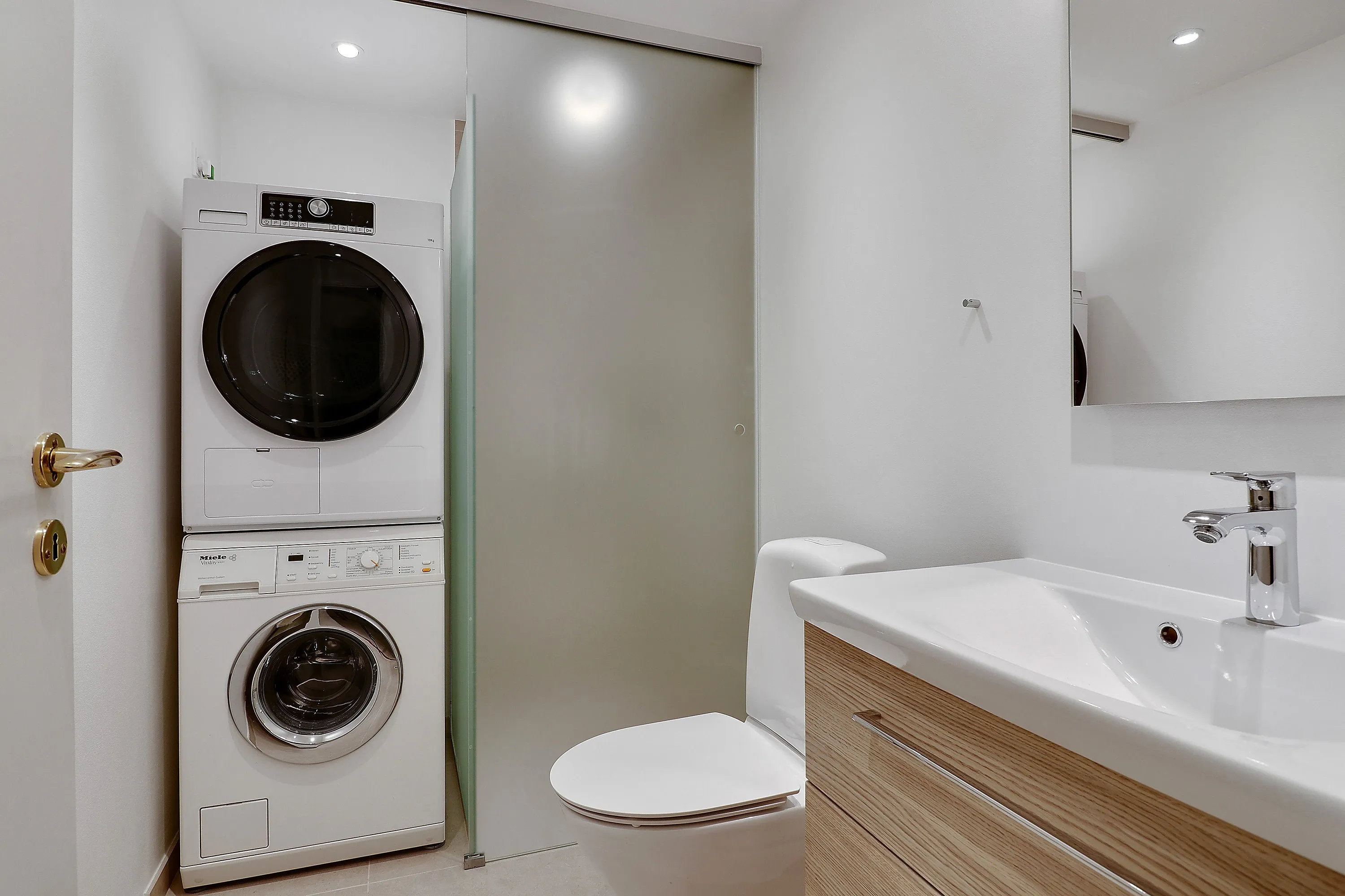 Nyt 4 m2 badværelse med Ifö toilet, Hansgrohe vandhane og Unidrain afløb på  Frederiksberg