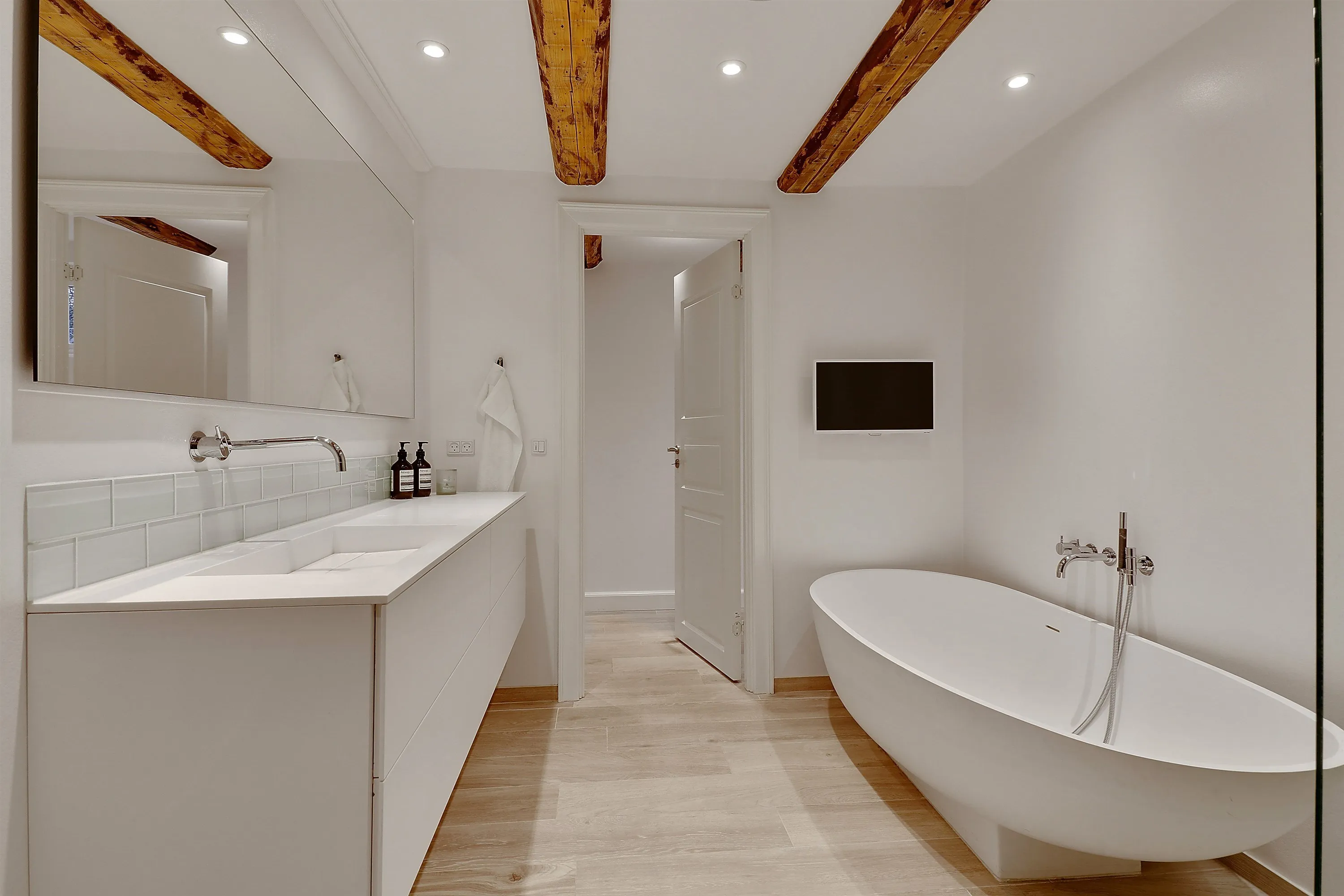 Nyt 9 m2 badeværelse med duravit badekar, vola1 ⇒ Håndværker.dk -  Håndværker.dk