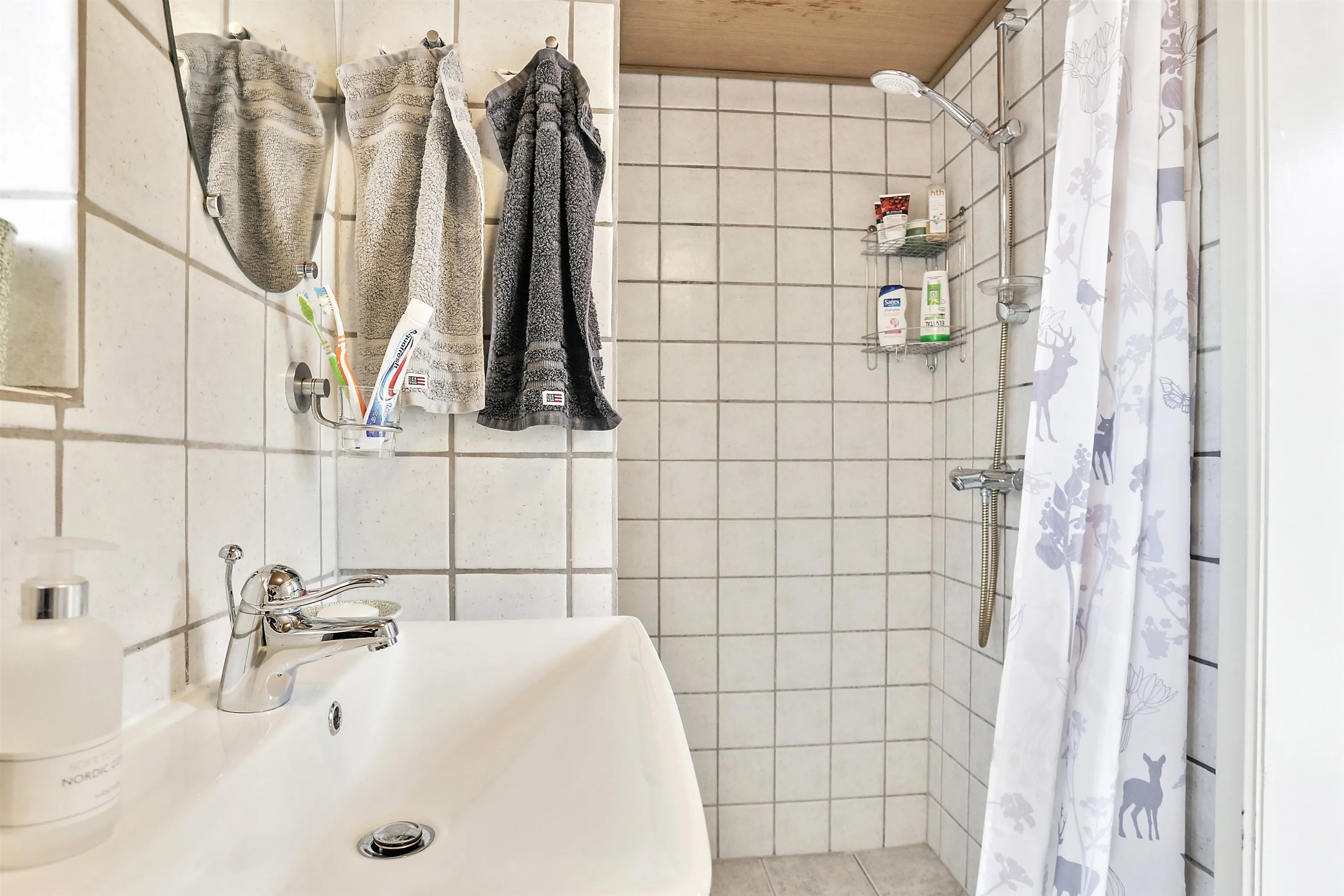 Nyt 3 m2 badeværelse med adora bruser og cersanit vask i faxe -  Håndværker.dk