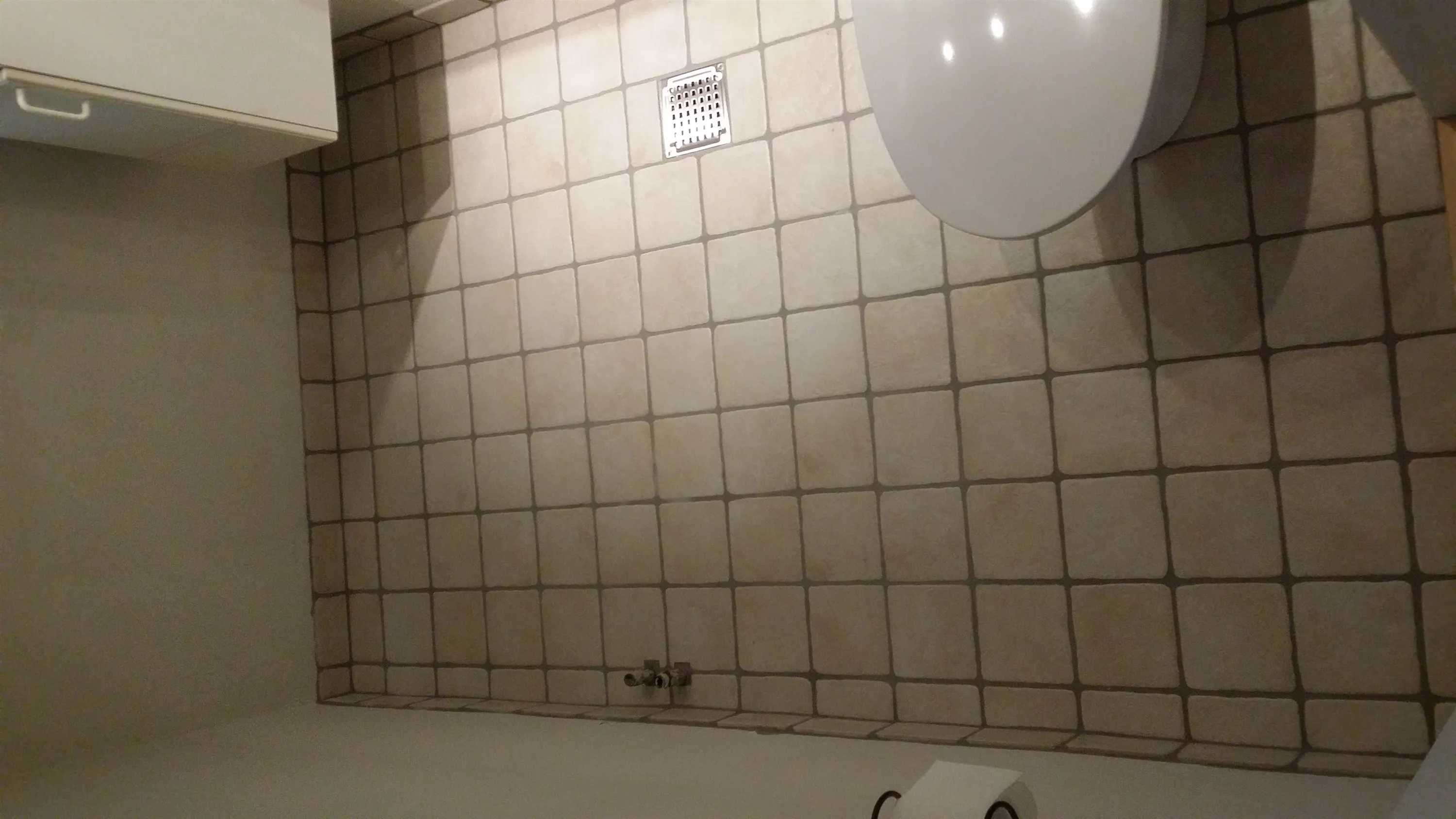 Reetablering af gulv i badeværelse efter en vandskade - Håndværker.dk