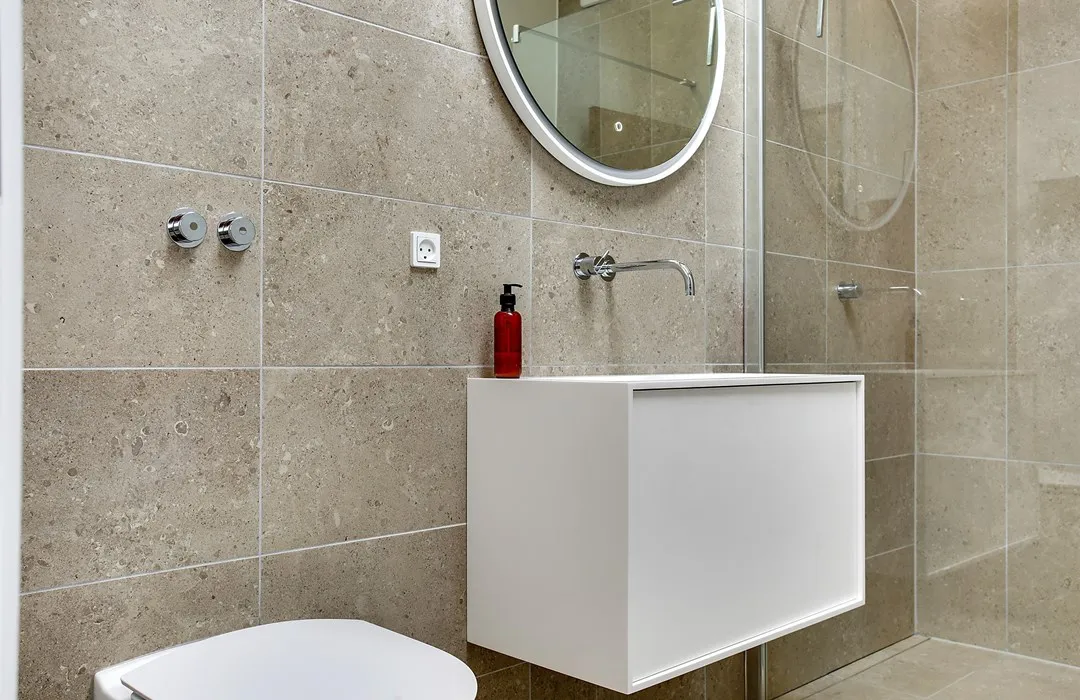 Valg af fliser eller klinker til dit badeværelse – Få mere at vide her
