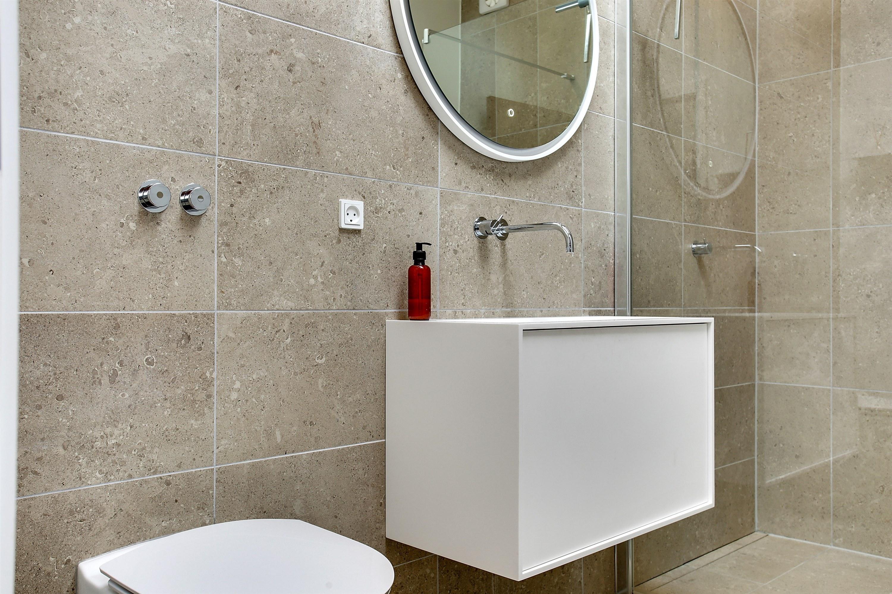 Valg af fliser eller klinker til dit badeværelse – Få mere at vide her